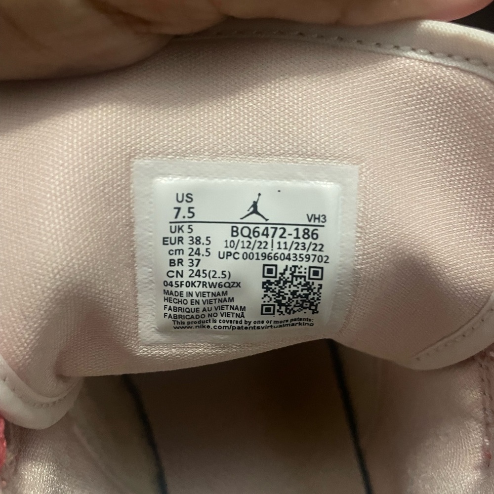 Jordan 1 Strawberries and cream - Picture 6 of 8